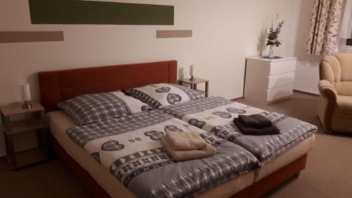 een slaapkamer met een bed met twee handdoeken erop bij Ferienwohnung Hahn in Sebnitz