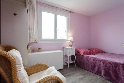 - une chambre avec un lit et une fenêtre dans l'établissement REFAIT A NEUF Appartement proche de Paris, à Asnières-sur-Seine