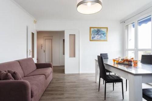 un salon avec un canapé et une table dans l'établissement REFAIT A NEUF Appartement proche de Paris, à Asnières-sur-Seine
