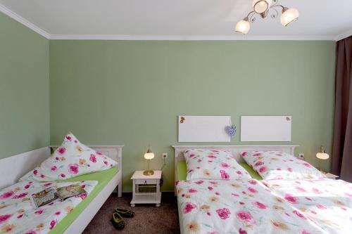 a bedroom with two twin beds with pink flowers at Ferienhaus "Steffan" in Trassenheide