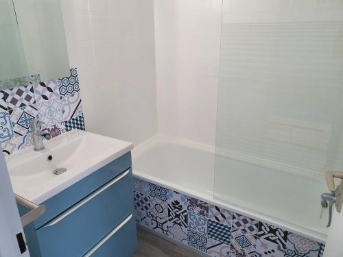 une salle de bain blanche avec un lavabo et une douche dans l'établissement la farigoulette, à Saintes-Maries-de-la-Mer