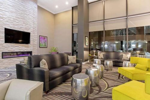 eine Lobby mit Sofas und Stühlen sowie einem TV in der Unterkunft La Quinta by Wyndham Boston-Andover in Andover