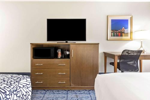 a hotel room with a television on a dresser at La Quinta by Wyndham NE Long Beach/Cypress in Hawaiian Gardens