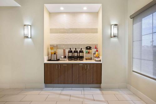 a kitchen with a counter with bottles of wine at La Quinta by Wyndham NE Long Beach/Cypress in Hawaiian Gardens