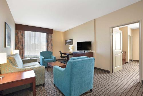 a living room with a couch and chairs in a hotel room at La Quinta by Wyndham Bellingham in Bellingham