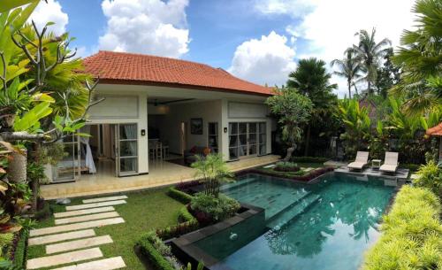 The swimming pool at or near Villa Rumah Lumbung