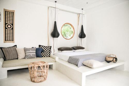 アハンガマにあるThe Oasis Villaの白いベッドルーム(ベッド1台、ソファ付)