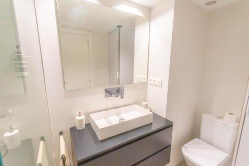 Ένα μπάνιο στο Lovely Apartment Beach Front & Pool
