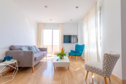 Χώρος καθιστικού στο Lovely Apartment Beach Front & Pool
