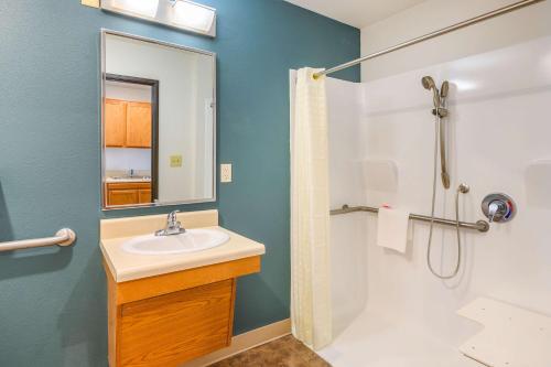 Ένα μπάνιο στο Econo Lodge Hammond