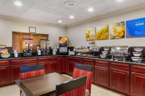 a fast food restaurant with a table and a counter at Comfort Inn Auburn-Worcester in Auburn