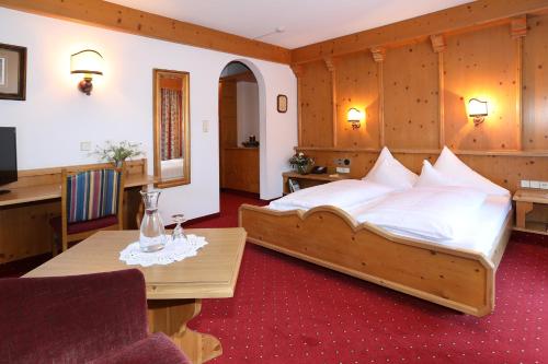 Posteľ alebo postele v izbe v ubytovaní Hotel Almhof