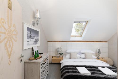a bedroom with two beds and a window at REZYDENCJA SPISZ dom 12 osób, podgrzewany basen, sauna, jacuzzi- velo Czorsztyn, Niedzica in Niedzica Zamek
