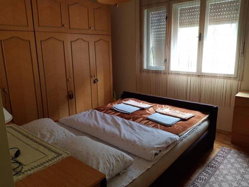 een slaapkamer met 2 bedden en een tafel bij Vila Happy Story in Knjazevac.
