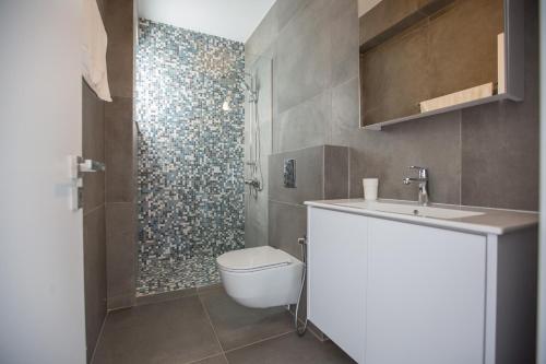 un bagno con WC, lavandino e doccia di Villa Naya a Protaras