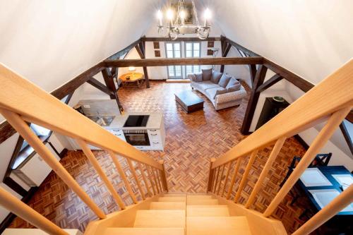 una vista sul soffitto di una scala in una casa di Geyer-Schloss Reinsbronn a Creglingen