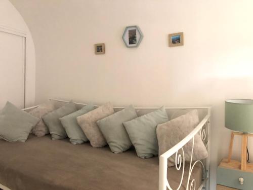 un canapé avec des coussins dessus dans un salon dans l'établissement Coeur Vieux Lyon, à Lyon