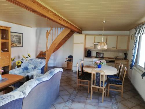 a living room with a table and chairs at Ferienwohnung Blick zu den Sternen in Hohenbrück