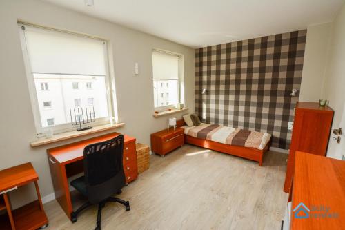 a room with a bedroom with a desk and a bed at Dwupoziomowy Apartament 3city w Gdyni z Biurkiem i Balkonem by Noclegi Renters in Gdynia