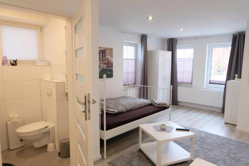 una piccola camera con letto e servizi igienici di Stadtzimmer a Salzhemmendorf