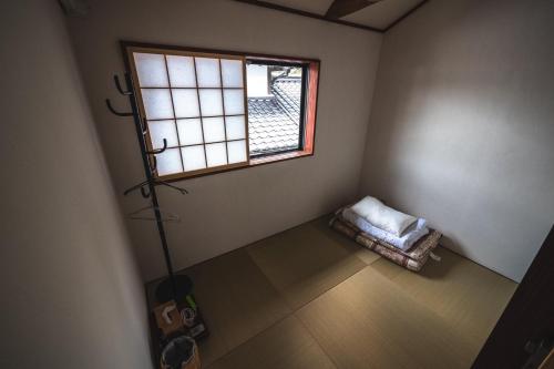 een lege kamer met een raam en een hondenbed bij Guest House Himawari - Vacation STAY 31402 in Mine