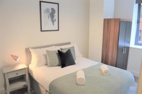 A bed or beds in a room at Book our Royal Suite today! Elegant spacious 2 bed apartment in the city centre - perfect for work or leisure!