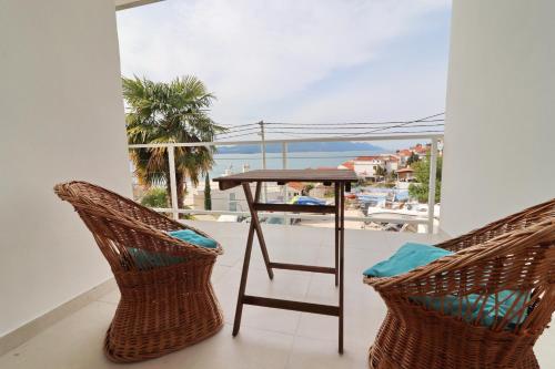 mesa y 2 sillas con vistas al océano en Holiday Home Rosemary, en Klek