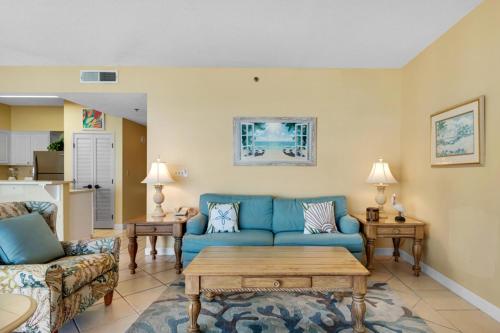 德斯坦的住宿－TOPS'L Tides II，客厅配有蓝色的沙发和桌子