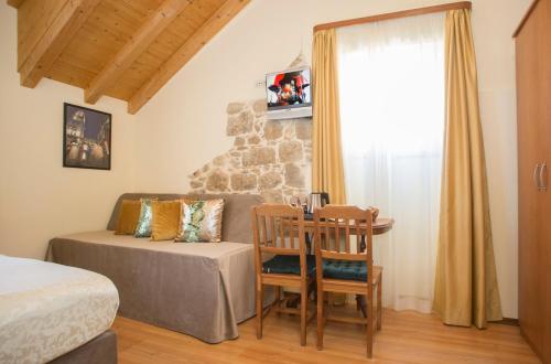 Schlafzimmer mit einem Bett, einem Tisch und Stühlen in der Unterkunft Authentic Luxury Rooms in Split