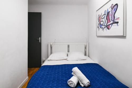 マルセイユにあるNOCNOC - Le Petit-Colbertのベッドルーム1室(ベッド1台、タオル2枚付)
