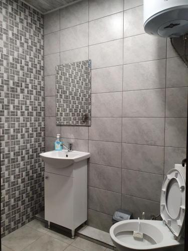 een badkamer met een wastafel en een toilet bij Студио Теа 2 in Sliven