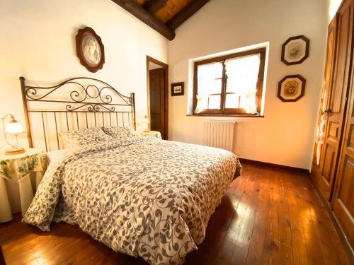 um quarto com uma cama grande e uma janela em C5 Bordes d'Arinsal, Duplex Rustico con chimenea, Arinsal, zona vallnord em Mas de Ribafeta