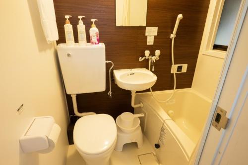 Baño pequeño con aseo y lavamanos en Oyado Yaokyu 1st Floor in 4 Story Building - Vacation STAY 6713 en Ome