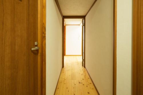 pasillo con suelo de madera y ventana en Oyado Yaokyu 1st Floor in 4 Story Building - Vacation STAY 6713 en Ome