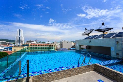 Bazén v ubytování 77 Bangla Hotel - SHA Certified nebo v jeho okolí
