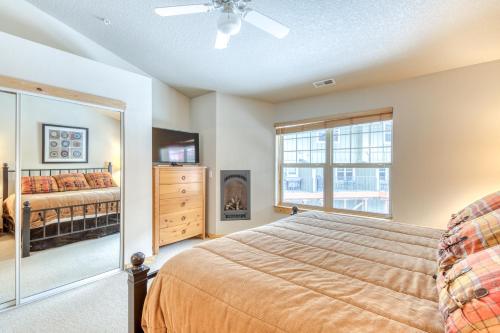 מיטה או מיטות בחדר ב-Collins Lake Chalet #24