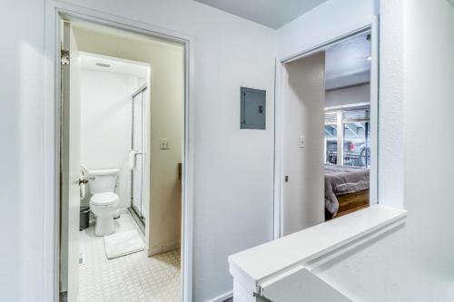 une salle de bain blanche avec un miroir et des toilettes dans l'établissement Woodside Condo #3, à Park City