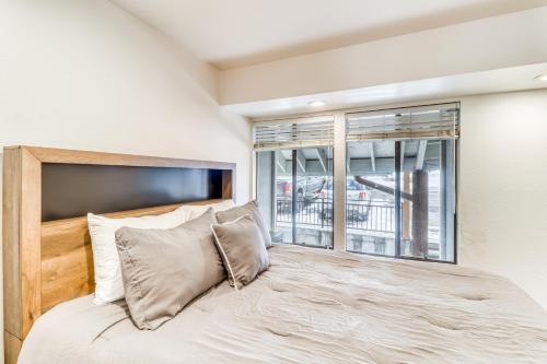 une chambre avec un grand lit et une fenêtre dans l'établissement Woodside Condo #3, à Park City