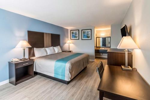 Pokój hotelowy z łóżkiem i biurkiem w obiekcie Econo Lodge w mieście Mineral Wells