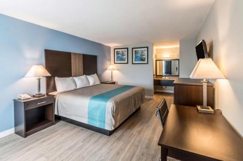 Postel nebo postele na pokoji v ubytování Econo Lodge