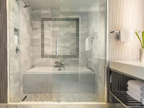Ванна кімната в Kimpton Tryon Park Hotel, an IHG Hotel