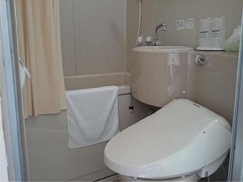 Łazienka z białą toaletą i umywalką w obiekcie City Inn Nishi Tanabe / Vacation STAY 78427 w Osace