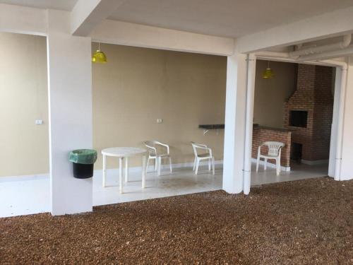 um pátio com uma mesa e cadeiras numa casa em Executive Hotel em Lucas do Rio Verde