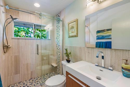 e bagno con servizi igienici, doccia e lavandino. di Kihei Kai Oceanfront Condos a Kihei