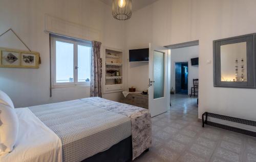a bedroom with a bed and a large window at Giorgantis House & Studio in Triovasálos