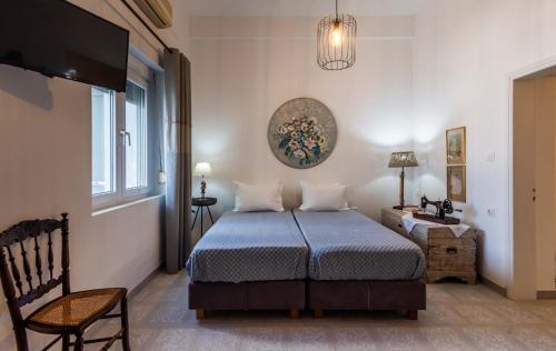 una camera con letto, TV e sedia di Giorgantis House & Studio a Triovasálos