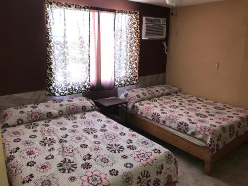 - 2 lits dans une petite chambre avec fenêtre dans l'établissement Hotel San Martín, à Tampico
