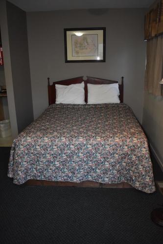 Una cama o camas en una habitación de Hope Inn and Suites