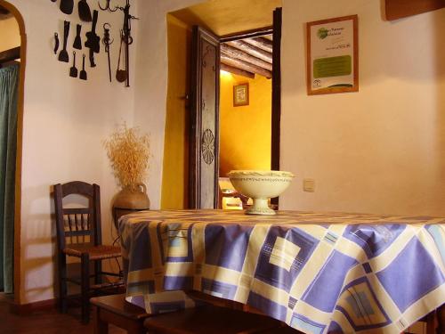 a table with a bowl on it in a room at Casa El Menúo in Parauta