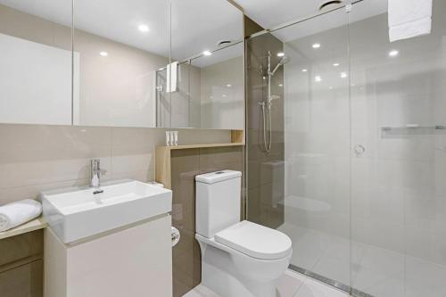 La salle de bains est pourvue de toilettes, d'une douche et d'un lavabo. dans l'établissement YARRA · YARRA Toorak Rd & Chapel St. Pool, Gym & Parking, à Melbourne
